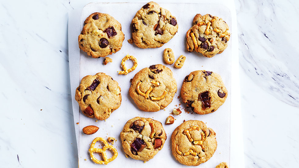 Cookies on baking paper